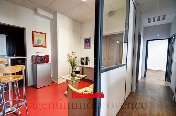 Gémenos (13420) GEMENOS : Bureau d'environ 14m² en RDC.