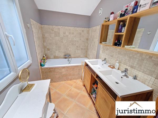 Caumont-sur-Durance (84510) MAISON FAMILIALE DE 5 CHAMBRES AVEC PISCINE SUR LA COLLINE DE CAUMONT SUR DURANCE + TERRAIN DETACHABLE 400M2