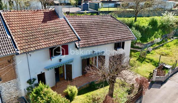Cette maison en pisé située à Morestel offre 130 m² habitables, un garage avec buanderie de 25 m², un grand jardin arboré agrémenté d'un barbecue en dur, une dépendance, ainsi que des combles à aménager selon vos envies. Le tout sur une parcelle de plus de 1500m2.

Une maison de caractère, au calme, à visiter sans attendre.

Répartie sur deux niveaux, elle se compose d'un séjour chaleureux avec cheminée et mur en pierre apparente, d'une grande cuisine dotée de son garde-manger, de trois chambres, d'une salle de bain (avec la possibilité d'en créer une seconde sans gros travaux) et de deux WC. Le chauffage est assuré par une chaudière gaz, complétée par la cheminée du salon.
Implantée dans une rue peu passante, la maison bénéficie d'un véritable calme tout en restant proche du cœur de Morestel.

Côté extérieur, le jardin est agrémenté d'un puits, idéal pour réaliser sereinement votre potager.