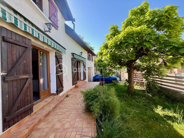 Cette maison en pisé située à Morestel offre 130 m² habitables, un garage avec buanderie de 25 m², un grand jardin arboré agrémenté d'un barbecue en dur, une dépendance, ainsi que des combles à aménager selon vos envies. Le tout sur une parcelle de plus de 1500m2.

Une maison de caractère, au calme, à visiter sans attendre.

Répartie sur deux niveaux, elle se compose d'un séjour chaleureux avec cheminée et mur en pierre apparente, d'une grande cuisine dotée de son garde-manger, de trois chambres, d'une salle de bain (avec la possibilité d'en créer une seconde sans gros travaux) et de deux WC. Le chauffage est assuré par une chaudière gaz, complétée par la cheminée du salon.
Implantée dans une rue peu passante, la maison bénéficie d'un véritable calme tout en restant proche du cœur de Morestel.

Côté extérieur, le jardin est agrémenté d'un puits, idéal pour réaliser sereinement votre potager.