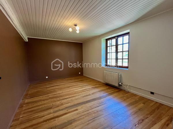 Cette maison en pisé située à Morestel offre 130 m² habitables, un garage avec buanderie de 25 m², un grand jardin arboré agrémenté d'un barbecue en dur, une dépendance, ainsi que des combles à aménager selon vos envies. Le tout sur une parcelle de plus de 1500m2.

Une maison de caractère, au calme, à visiter sans attendre.

Répartie sur deux niveaux, elle se compose d'un séjour chaleureux avec cheminée et mur en pierre apparente, d'une grande cuisine dotée de son garde-manger, de trois chambres, d'une salle de bain (avec la possibilité d'en créer une seconde sans gros travaux) et de deux WC. Le chauffage est assuré par une chaudière gaz, complétée par la cheminée du salon.
Implantée dans une rue peu passante, la maison bénéficie d'un véritable calme tout en restant proche du cœur de Morestel.

Côté extérieur, le jardin est agrémenté d'un puits, idéal pour réaliser sereinement votre potager.