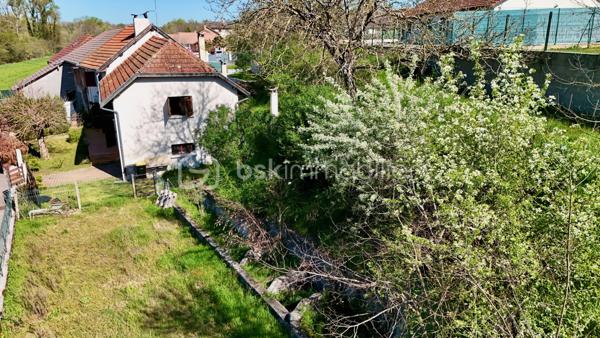 Cette maison en pisé située à Morestel offre 130 m² habitables, un garage avec buanderie de 25 m², un grand jardin arboré agrémenté d'un barbecue en dur, une dépendance, ainsi que des combles à aménager selon vos envies. Le tout sur une parcelle de plus de 1500m2.

Une maison de caractère, au calme, à visiter sans attendre.

Répartie sur deux niveaux, elle se compose d'un séjour chaleureux avec cheminée et mur en pierre apparente, d'une grande cuisine dotée de son garde-manger, de trois chambres, d'une salle de bain (avec la possibilité d'en créer une seconde sans gros travaux) et de deux WC. Le chauffage est assuré par une chaudière gaz, complétée par la cheminée du salon.
Implantée dans une rue peu passante, la maison bénéficie d'un véritable calme tout en restant proche du cœur de Morestel.

Côté extérieur, le jardin est agrémenté d'un puits, idéal pour réaliser sereinement votre potager.
