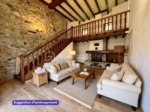 Cette maison en pisé située à Morestel offre 130 m² habitables, un garage avec buanderie de 25 m², un grand jardin arboré agrémenté d'un barbecue en dur, une dépendance, ainsi que des combles à aménager selon vos envies. Le tout sur une parcelle de plus de 1500m2.

Une maison de caractère, au calme, à visiter sans attendre.

Répartie sur deux niveaux, elle se compose d'un séjour chaleureux avec cheminée et mur en pierre apparente, d'une grande cuisine dotée de son garde-manger, de trois chambres, d'une salle de bain (avec la possibilité d'en créer une seconde sans gros travaux) et de deux WC. Le chauffage est assuré par une chaudière gaz, complétée par la cheminée du salon.
Implantée dans une rue peu passante, la maison bénéficie d'un véritable calme tout en restant proche du cœur de Morestel.

Côté extérieur, le jardin est agrémenté d'un puits, idéal pour réaliser sereinement votre potager.