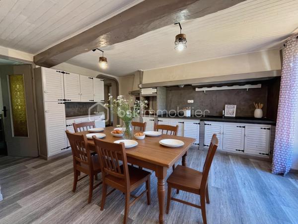 Cette maison en pisé située à Morestel offre 130 m² habitables, un garage avec buanderie de 25 m², un grand jardin arboré agrémenté d'un barbecue en dur, une dépendance, ainsi que des combles à aménager selon vos envies. Le tout sur une parcelle de plus de 1500m2.

Une maison de caractère, au calme, à visiter sans attendre.

Répartie sur deux niveaux, elle se compose d'un séjour chaleureux avec cheminée et mur en pierre apparente, d'une grande cuisine dotée de son garde-manger, de trois chambres, d'une salle de bain (avec la possibilité d'en créer une seconde sans gros travaux) et de deux WC. Le chauffage est assuré par une chaudière gaz, complétée par la cheminée du salon.
Implantée dans une rue peu passante, la maison bénéficie d'un véritable calme tout en restant proche du cœur de Morestel.

Côté extérieur, le jardin est agrémenté d'un puits, idéal pour réaliser sereinement votre potager.