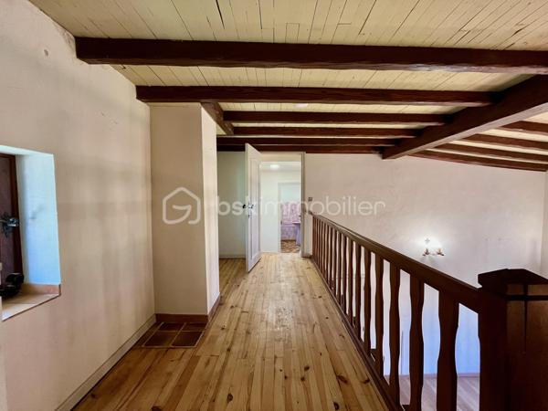 Cette maison en pisé située à Morestel offre 130 m² habitables, un garage avec buanderie de 25 m², un grand jardin arboré agrémenté d'un barbecue en dur, une dépendance, ainsi que des combles à aménager selon vos envies. Le tout sur une parcelle de plus de 1500m2.

Une maison de caractère, au calme, à visiter sans attendre.

Répartie sur deux niveaux, elle se compose d'un séjour chaleureux avec cheminée et mur en pierre apparente, d'une grande cuisine dotée de son garde-manger, de trois chambres, d'une salle de bain (avec la possibilité d'en créer une seconde sans gros travaux) et de deux WC. Le chauffage est assuré par une chaudière gaz, complétée par la cheminée du salon.
Implantée dans une rue peu passante, la maison bénéficie d'un véritable calme tout en restant proche du cœur de Morestel.

Côté extérieur, le jardin est agrémenté d'un puits, idéal pour réaliser sereinement votre potager.