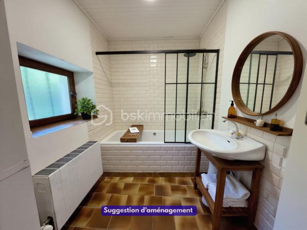 Cette maison en pisé située à Morestel offre 130 m² habitables, un garage avec buanderie de 25 m², un grand jardin arboré agrémenté d'un barbecue en dur, une dépendance, ainsi que des combles à aménager selon vos envies. Le tout sur une parcelle de plus de 1500m2.

Une maison de caractère, au calme, à visiter sans attendre.

Répartie sur deux niveaux, elle se compose d'un séjour chaleureux avec cheminée et mur en pierre apparente, d'une grande cuisine dotée de son garde-manger, de trois chambres, d'une salle de bain (avec la possibilité d'en créer une seconde sans gros travaux) et de deux WC. Le chauffage est assuré par une chaudière gaz, complétée par la cheminée du salon.
Implantée dans une rue peu passante, la maison bénéficie d'un véritable calme tout en restant proche du cœur de Morestel.

Côté extérieur, le jardin est agrémenté d'un puits, idéal pour réaliser sereinement votre potager.