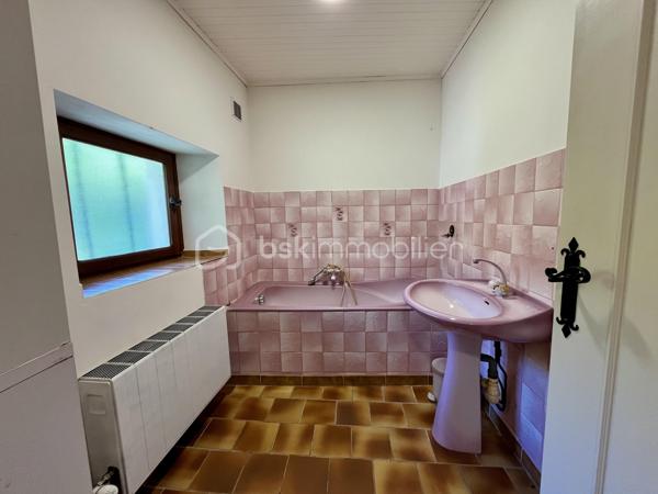 Cette maison en pisé située à Morestel offre 130 m² habitables, un garage avec buanderie de 25 m², un grand jardin arboré agrémenté d'un barbecue en dur, une dépendance, ainsi que des combles à aménager selon vos envies. Le tout sur une parcelle de plus de 1500m2.

Une maison de caractère, au calme, à visiter sans attendre.

Répartie sur deux niveaux, elle se compose d'un séjour chaleureux avec cheminée et mur en pierre apparente, d'une grande cuisine dotée de son garde-manger, de trois chambres, d'une salle de bain (avec la possibilité d'en créer une seconde sans gros travaux) et de deux WC. Le chauffage est assuré par une chaudière gaz, complétée par la cheminée du salon.
Implantée dans une rue peu passante, la maison bénéficie d'un véritable calme tout en restant proche du cœur de Morestel.

Côté extérieur, le jardin est agrémenté d'un puits, idéal pour réaliser sereinement votre potager.