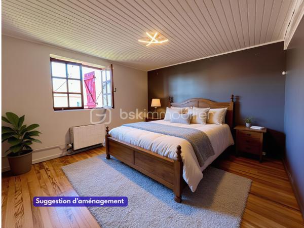 Cette maison en pisé située à Morestel offre 130 m² habitables, un garage avec buanderie de 25 m², un grand jardin arboré agrémenté d'un barbecue en dur, une dépendance, ainsi que des combles à aménager selon vos envies. Le tout sur une parcelle de plus de 1500m2.

Une maison de caractère, au calme, à visiter sans attendre.

Répartie sur deux niveaux, elle se compose d'un séjour chaleureux avec cheminée et mur en pierre apparente, d'une grande cuisine dotée de son garde-manger, de trois chambres, d'une salle de bain (avec la possibilité d'en créer une seconde sans gros travaux) et de deux WC. Le chauffage est assuré par une chaudière gaz, complétée par la cheminée du salon.
Implantée dans une rue peu passante, la maison bénéficie d'un véritable calme tout en restant proche du cœur de Morestel.

Côté extérieur, le jardin est agrémenté d'un puits, idéal pour réaliser sereinement votre potager.