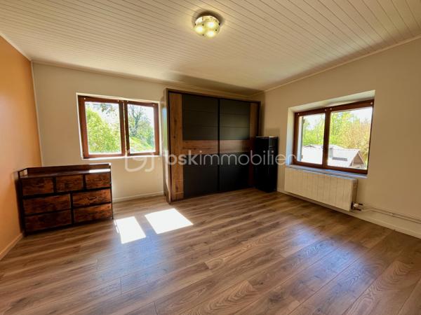 Cette maison en pisé située à Morestel offre 130 m² habitables, un garage avec buanderie de 25 m², un grand jardin arboré agrémenté d'un barbecue en dur, une dépendance, ainsi que des combles à aménager selon vos envies. Le tout sur une parcelle de plus de 1500m2.

Une maison de caractère, au calme, à visiter sans attendre.

Répartie sur deux niveaux, elle se compose d'un séjour chaleureux avec cheminée et mur en pierre apparente, d'une grande cuisine dotée de son garde-manger, de trois chambres, d'une salle de bain (avec la possibilité d'en créer une seconde sans gros travaux) et de deux WC. Le chauffage est assuré par une chaudière gaz, complétée par la cheminée du salon.
Implantée dans une rue peu passante, la maison bénéficie d'un véritable calme tout en restant proche du cœur de Morestel.

Côté extérieur, le jardin est agrémenté d'un puits, idéal pour réaliser sereinement votre potager.