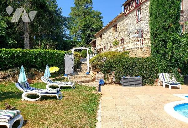SAINT-GIRONS : Maison de caractère (14 pièces) et maison individuelle (8 pièces) dans parc de 4 ha.