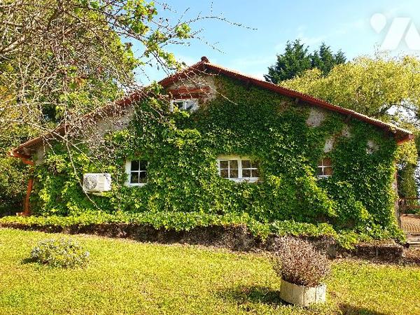 SAINT-GIRONS : Maison de caractère (14 pièces) et maison individuelle (8 pièces) dans parc de 4 ha.