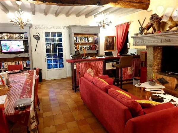 SAINT-GIRONS : Maison de caractère (14 pièces) et maison individuelle (8 pièces) dans parc de 4 ha.