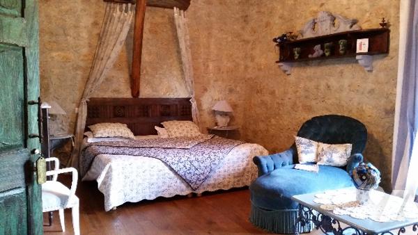 SAINT-GIRONS : Maison de caractère (14 pièces) et maison individuelle (8 pièces) dans parc de 4 ha.