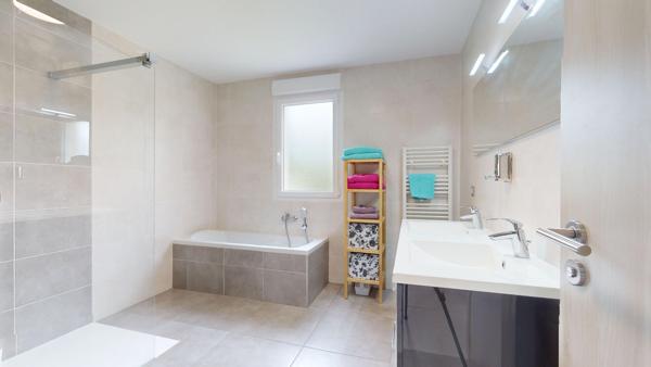 SAINT-AVOLD - MAISON CONTEMPORAINE - 135 m² -4 CHAMBRES -TERRAIN PLAT  6,90 ARES