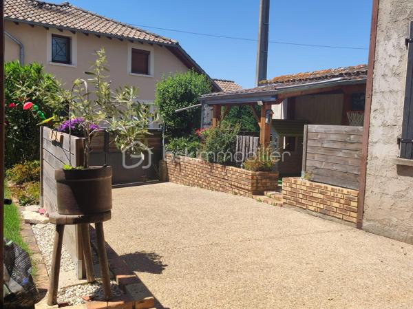 249 000 € – Dompierre-sur-Chalaronne, à quelques minutes de Châtillon-sur-Chalaronne

Vous recherchez une maison familiale avec de beaux volumes et un potentiel d'aménagement intéressant ? Cette propriété pourrait bien retenir votre attention !
Implantée sur une parcelle arborée de 320 m², cette maison de 142 m² habitables propose 5 pièces dont 4 chambres de 11 à 15 m².

Au rez-de-chaussée : un salon chaleureux, une vaste cuisine, une salle de bains et des toilettes séparées.
À l'étage : 4 chambres, une salle d'eau avec toilettes et un petit bureau.
Garage + stationnement de 2 véhicules devant la maison, avec portail.

Atout supplémentaire : caves et dépendances attenantes offrant de beaux espaces de rangement et un potentiel d'aménagement en studio indépendant, idéal pour envisager un revenu locatif complémentaire.

Située dans un environnement agréable à Dompierre-sur-Chalaronne, avec espaces verts, parc communal et chemins de promenade, tout en bénéficiant de la proximité de Châtillon-sur-Chalaronne et de ses nombreuses commodités.

Une maison idéale pour une famille, avec de belles possibilités d'évolution et d'investissement.
Prix : 249 000 €
Visites et renseignements sur demande, après étude préalable de votre capacité financière.