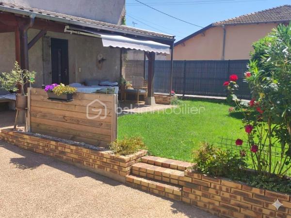 249 000 € – Dompierre-sur-Chalaronne, à quelques minutes de Châtillon-sur-Chalaronne

Vous recherchez une maison familiale avec de beaux volumes et un potentiel d'aménagement intéressant ? Cette propriété pourrait bien retenir votre attention !
Implantée sur une parcelle arborée de 320 m², cette maison de 142 m² habitables propose 5 pièces dont 4 chambres de 11 à 15 m².

Au rez-de-chaussée : un salon chaleureux, une vaste cuisine, une salle de bains et des toilettes séparées.
À l'étage : 4 chambres, une salle d'eau avec toilettes et un petit bureau.
Garage + stationnement de 2 véhicules devant la maison, avec portail.

Atout supplémentaire : caves et dépendances attenantes offrant de beaux espaces de rangement et un potentiel d'aménagement en studio indépendant, idéal pour envisager un revenu locatif complémentaire.

Située dans un environnement agréable à Dompierre-sur-Chalaronne, avec espaces verts, parc communal et chemins de promenade, tout en bénéficiant de la proximité de Châtillon-sur-Chalaronne et de ses nombreuses commodités.

Une maison idéale pour une famille, avec de belles possibilités d'évolution et d'investissement.
Prix : 249 000 €
Visites et renseignements sur demande, après étude préalable de votre capacité financière.