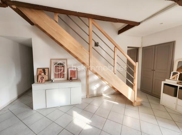 249 000 € – Dompierre-sur-Chalaronne, à quelques minutes de Châtillon-sur-Chalaronne

Vous recherchez une maison familiale avec de beaux volumes et un potentiel d'aménagement intéressant ? Cette propriété pourrait bien retenir votre attention !
Implantée sur une parcelle arborée de 320 m², cette maison de 142 m² habitables propose 5 pièces dont 4 chambres de 11 à 15 m².

Au rez-de-chaussée : un salon chaleureux, une vaste cuisine, une salle de bains et des toilettes séparées.
À l'étage : 4 chambres, une salle d'eau avec toilettes et un petit bureau.
Garage + stationnement de 2 véhicules devant la maison, avec portail.

Atout supplémentaire : caves et dépendances attenantes offrant de beaux espaces de rangement et un potentiel d'aménagement en studio indépendant, idéal pour envisager un revenu locatif complémentaire.

Située dans un environnement agréable à Dompierre-sur-Chalaronne, avec espaces verts, parc communal et chemins de promenade, tout en bénéficiant de la proximité de Châtillon-sur-Chalaronne et de ses nombreuses commodités.

Une maison idéale pour une famille, avec de belles possibilités d'évolution et d'investissement.
Prix : 249 000 €
Visites et renseignements sur demande, après étude préalable de votre capacité financière.