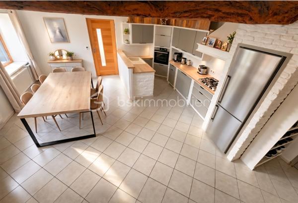 249 000 € – Dompierre-sur-Chalaronne, à quelques minutes de Châtillon-sur-Chalaronne

Vous recherchez une maison familiale avec de beaux volumes et un potentiel d'aménagement intéressant ? Cette propriété pourrait bien retenir votre attention !
Implantée sur une parcelle arborée de 320 m², cette maison de 142 m² habitables propose 5 pièces dont 4 chambres de 11 à 15 m².

Au rez-de-chaussée : un salon chaleureux, une vaste cuisine, une salle de bains et des toilettes séparées.
À l'étage : 4 chambres, une salle d'eau avec toilettes et un petit bureau.
Garage + stationnement de 2 véhicules devant la maison, avec portail.

Atout supplémentaire : caves et dépendances attenantes offrant de beaux espaces de rangement et un potentiel d'aménagement en studio indépendant, idéal pour envisager un revenu locatif complémentaire.

Située dans un environnement agréable à Dompierre-sur-Chalaronne, avec espaces verts, parc communal et chemins de promenade, tout en bénéficiant de la proximité de Châtillon-sur-Chalaronne et de ses nombreuses commodités.

Une maison idéale pour une famille, avec de belles possibilités d'évolution et d'investissement.
Prix : 249 000 €
Visites et renseignements sur demande, après étude préalable de votre capacité financière.