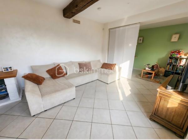 249 000 € – Dompierre-sur-Chalaronne, à quelques minutes de Châtillon-sur-Chalaronne

Vous recherchez une maison familiale avec de beaux volumes et un potentiel d'aménagement intéressant ? Cette propriété pourrait bien retenir votre attention !
Implantée sur une parcelle arborée de 320 m², cette maison de 142 m² habitables propose 5 pièces dont 4 chambres de 11 à 15 m².

Au rez-de-chaussée : un salon chaleureux, une vaste cuisine, une salle de bains et des toilettes séparées.
À l'étage : 4 chambres, une salle d'eau avec toilettes et un petit bureau.
Garage + stationnement de 2 véhicules devant la maison, avec portail.

Atout supplémentaire : caves et dépendances attenantes offrant de beaux espaces de rangement et un potentiel d'aménagement en studio indépendant, idéal pour envisager un revenu locatif complémentaire.

Située dans un environnement agréable à Dompierre-sur-Chalaronne, avec espaces verts, parc communal et chemins de promenade, tout en bénéficiant de la proximité de Châtillon-sur-Chalaronne et de ses nombreuses commodités.

Une maison idéale pour une famille, avec de belles possibilités d'évolution et d'investissement.
Prix : 249 000 €
Visites et renseignements sur demande, après étude préalable de votre capacité financière.