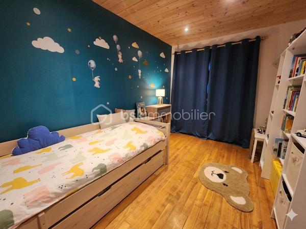 249 000 € – Dompierre-sur-Chalaronne, à quelques minutes de Châtillon-sur-Chalaronne

Vous recherchez une maison familiale avec de beaux volumes et un potentiel d'aménagement intéressant ? Cette propriété pourrait bien retenir votre attention !
Implantée sur une parcelle arborée de 320 m², cette maison de 142 m² habitables propose 5 pièces dont 4 chambres de 11 à 15 m².

Au rez-de-chaussée : un salon chaleureux, une vaste cuisine, une salle de bains et des toilettes séparées.
À l'étage : 4 chambres, une salle d'eau avec toilettes et un petit bureau.
Garage + stationnement de 2 véhicules devant la maison, avec portail.

Atout supplémentaire : caves et dépendances attenantes offrant de beaux espaces de rangement et un potentiel d'aménagement en studio indépendant, idéal pour envisager un revenu locatif complémentaire.

Située dans un environnement agréable à Dompierre-sur-Chalaronne, avec espaces verts, parc communal et chemins de promenade, tout en bénéficiant de la proximité de Châtillon-sur-Chalaronne et de ses nombreuses commodités.

Une maison idéale pour une famille, avec de belles possibilités d'évolution et d'investissement.
Prix : 249 000 €
Visites et renseignements sur demande, après étude préalable de votre capacité financière.