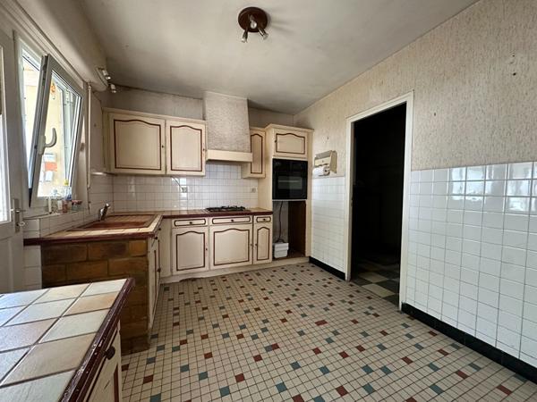 Maison de 107m² à rénover à Vannes Ouest avec jardin, garage et véranda proche commodités