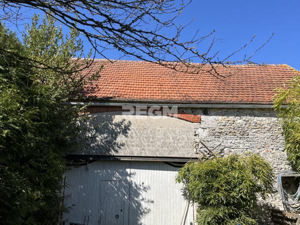 Maison en pierre avec vie de plain-pied et grange