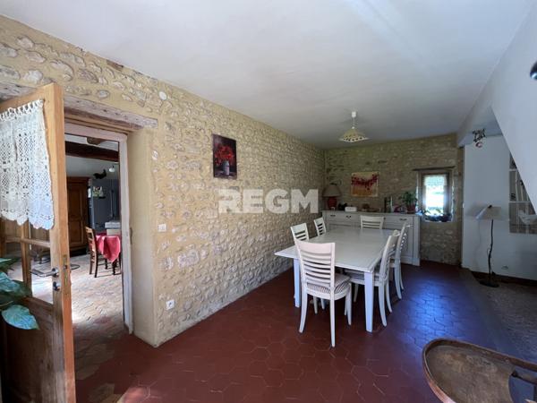 Maison en pierre avec vie de plain-pied et grange