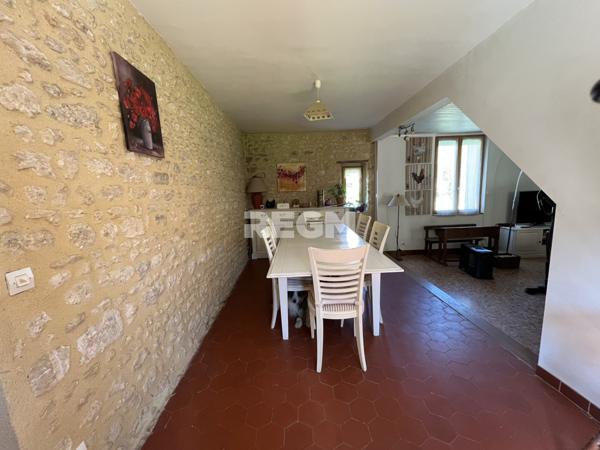 Maison en pierre avec vie de plain-pied et grange