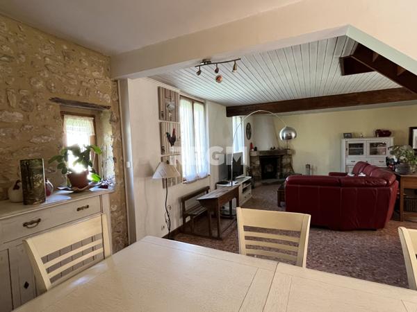 Maison en pierre avec vie de plain-pied et grange