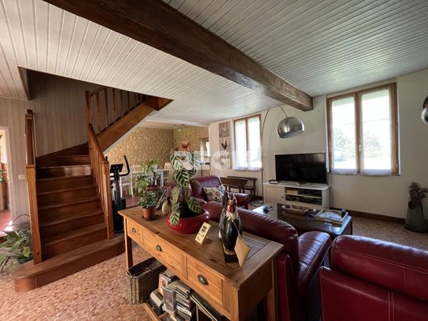Maison en pierre avec vie de plain-pied et grange