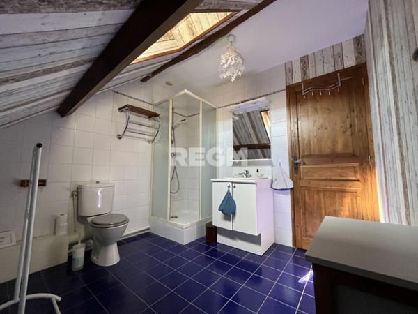 Maison en pierre avec vie de plain-pied et grange