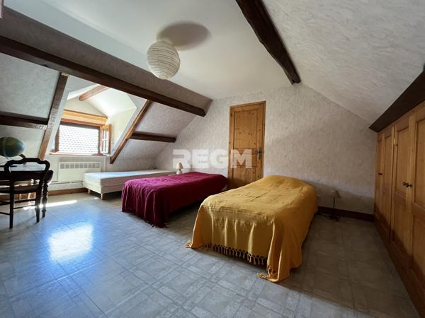 Maison en pierre avec vie de plain-pied et grange