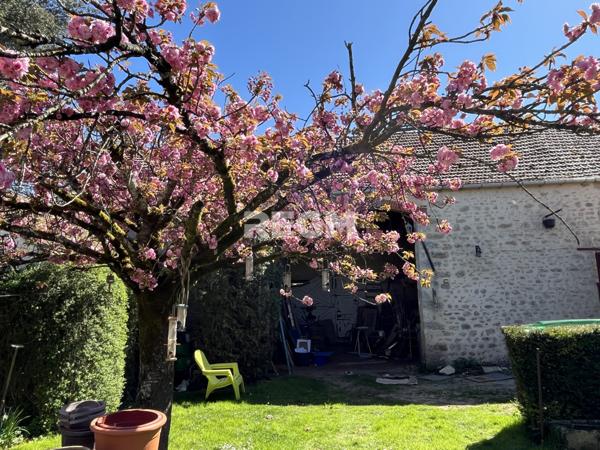 Maison en pierre avec vie de plain-pied et grange