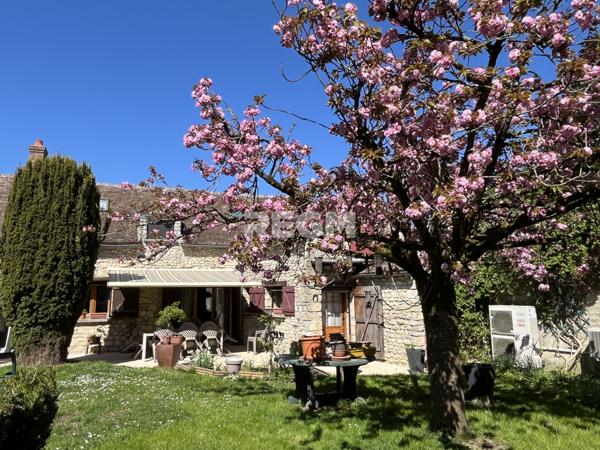Maison en pierre avec vie de plain-pied et grange