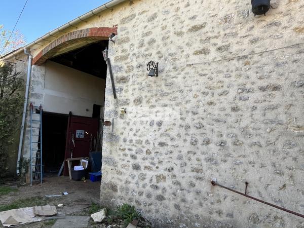 Maison en pierre avec vie de plain-pied et grange