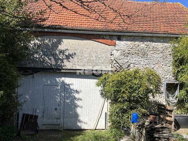 Maison en pierre avec vie de plain-pied et grange
