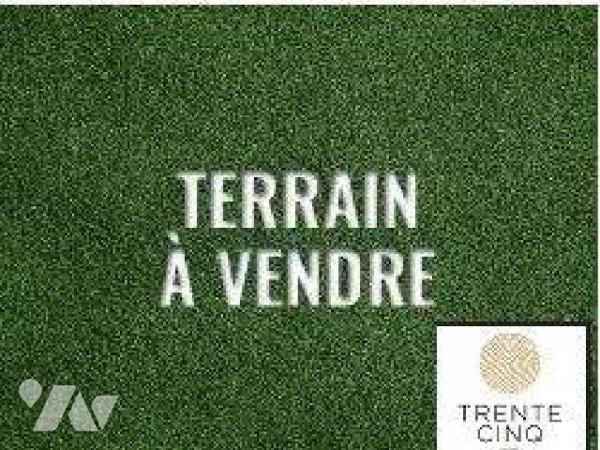EXCLUSIVITE TRENTE CINQ NOTAIRES !!! Proche du bourg, terrain NON-VIABILISE, de forme rectangul...