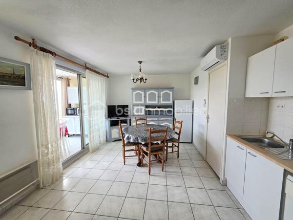 Valenti Victor vous propose en exclusivité - Ce bel appartement T2 en rez-de-chaussée de 41m² environ (33 + 8 de véranda) situé au pied des plages et à proximité des thermes de Balaruc. Ce bien se compose comme suit : 

- Un séjour lumineux et climatisé, cuisine ouverte équipée et aménagée, une véranda dans le prolongement de la pièce de vie vous offre une pièce supplémentaire et un confort optimal grâce à son double vitrage en aluminium
- Une chambre avec placards
- Une salle d'eau et wc séparé
- Extérieur : Un double jardin de près de 40m² vous permettra de profiter des beaux jours et d'apprécier la vue exceptionnelle qu'il vous propose. On peut également la contempler depuis le séjour et la véranda
- Le plus : Un garage en sous-sol de 17m² ! Largeur 2,40mètres au minimum allant jusqu'à 2,53mètres. 
- Prestations : Double vitrage aluminium, climatisation réversible, volets roulants etc..

C'est un bien rare et recherché sur le secteur. Que ce soit pour un investissement locatif, une résidence secondaire ou tout autre exploitation, il coche toutes les cases : emplacement privilégié, vue, garage, extérieur et bien d'autres. 

Une visite s'impose !