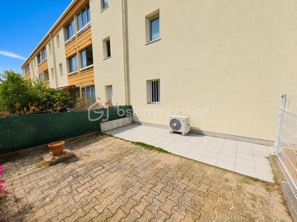Valenti Victor vous propose en exclusivité - Ce bel appartement T2 en rez-de-chaussée de 41m² environ (33 + 8 de véranda) situé au pied des plages et à proximité des thermes de Balaruc. Ce bien se compose comme suit : 

- Un séjour lumineux et climatisé, cuisine ouverte équipée et aménagée, une véranda dans le prolongement de la pièce de vie vous offre une pièce supplémentaire et un confort optimal grâce à son double vitrage en aluminium
- Une chambre avec placards
- Une salle d'eau et wc séparé
- Extérieur : Un double jardin de près de 40m² vous permettra de profiter des beaux jours et d'apprécier la vue exceptionnelle qu'il vous propose. On peut également la contempler depuis le séjour et la véranda
- Le plus : Un garage en sous-sol de 17m² ! Largeur 2,40mètres au minimum allant jusqu'à 2,53mètres. 
- Prestations : Double vitrage aluminium, climatisation réversible, volets roulants etc..

C'est un bien rare et recherché sur le secteur. Que ce soit pour un investissement locatif, une résidence secondaire ou tout autre exploitation, il coche toutes les cases : emplacement privilégié, vue, garage, extérieur et bien d'autres. 

Une visite s'impose !