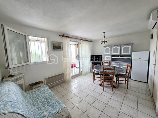 Valenti Victor vous propose en exclusivité - Ce bel appartement T2 en rez-de-chaussée de 41m² environ (33 + 8 de véranda) situé au pied des plages et à proximité des thermes de Balaruc. Ce bien se compose comme suit : 

- Un séjour lumineux et climatisé, cuisine ouverte équipée et aménagée, une véranda dans le prolongement de la pièce de vie vous offre une pièce supplémentaire et un confort optimal grâce à son double vitrage en aluminium
- Une chambre avec placards
- Une salle d'eau et wc séparé
- Extérieur : Un double jardin de près de 40m² vous permettra de profiter des beaux jours et d'apprécier la vue exceptionnelle qu'il vous propose. On peut également la contempler depuis le séjour et la véranda
- Le plus : Un garage en sous-sol de 17m² ! Largeur 2,40mètres au minimum allant jusqu'à 2,53mètres. 
- Prestations : Double vitrage aluminium, climatisation réversible, volets roulants etc..

C'est un bien rare et recherché sur le secteur. Que ce soit pour un investissement locatif, une résidence secondaire ou tout autre exploitation, il coche toutes les cases : emplacement privilégié, vue, garage, extérieur et bien d'autres. 

Une visite s'impose !