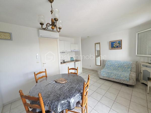 Valenti Victor vous propose en exclusivité - Ce bel appartement T2 en rez-de-chaussée de 41m² environ (33 + 8 de véranda) situé au pied des plages et à proximité des thermes de Balaruc. Ce bien se compose comme suit : 

- Un séjour lumineux et climatisé, cuisine ouverte équipée et aménagée, une véranda dans le prolongement de la pièce de vie vous offre une pièce supplémentaire et un confort optimal grâce à son double vitrage en aluminium
- Une chambre avec placards
- Une salle d'eau et wc séparé
- Extérieur : Un double jardin de près de 40m² vous permettra de profiter des beaux jours et d'apprécier la vue exceptionnelle qu'il vous propose. On peut également la contempler depuis le séjour et la véranda
- Le plus : Un garage en sous-sol de 17m² ! Largeur 2,40mètres au minimum allant jusqu'à 2,53mètres. 
- Prestations : Double vitrage aluminium, climatisation réversible, volets roulants etc..

C'est un bien rare et recherché sur le secteur. Que ce soit pour un investissement locatif, une résidence secondaire ou tout autre exploitation, il coche toutes les cases : emplacement privilégié, vue, garage, extérieur et bien d'autres. 

Une visite s'impose !