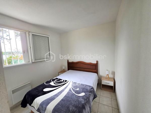 Valenti Victor vous propose en exclusivité - Ce bel appartement T2 en rez-de-chaussée de 41m² environ (33 + 8 de véranda) situé au pied des plages et à proximité des thermes de Balaruc. Ce bien se compose comme suit : 

- Un séjour lumineux et climatisé, cuisine ouverte équipée et aménagée, une véranda dans le prolongement de la pièce de vie vous offre une pièce supplémentaire et un confort optimal grâce à son double vitrage en aluminium
- Une chambre avec placards
- Une salle d'eau et wc séparé
- Extérieur : Un double jardin de près de 40m² vous permettra de profiter des beaux jours et d'apprécier la vue exceptionnelle qu'il vous propose. On peut également la contempler depuis le séjour et la véranda
- Le plus : Un garage en sous-sol de 17m² ! Largeur 2,40mètres au minimum allant jusqu'à 2,53mètres. 
- Prestations : Double vitrage aluminium, climatisation réversible, volets roulants etc..

C'est un bien rare et recherché sur le secteur. Que ce soit pour un investissement locatif, une résidence secondaire ou tout autre exploitation, il coche toutes les cases : emplacement privilégié, vue, garage, extérieur et bien d'autres. 

Une visite s'impose !