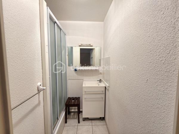 Valenti Victor vous propose en exclusivité - Ce bel appartement T2 en rez-de-chaussée de 41m² environ (33 + 8 de véranda) situé au pied des plages et à proximité des thermes de Balaruc. Ce bien se compose comme suit : 

- Un séjour lumineux et climatisé, cuisine ouverte équipée et aménagée, une véranda dans le prolongement de la pièce de vie vous offre une pièce supplémentaire et un confort optimal grâce à son double vitrage en aluminium
- Une chambre avec placards
- Une salle d'eau et wc séparé
- Extérieur : Un double jardin de près de 40m² vous permettra de profiter des beaux jours et d'apprécier la vue exceptionnelle qu'il vous propose. On peut également la contempler depuis le séjour et la véranda
- Le plus : Un garage en sous-sol de 17m² ! Largeur 2,40mètres au minimum allant jusqu'à 2,53mètres. 
- Prestations : Double vitrage aluminium, climatisation réversible, volets roulants etc..

C'est un bien rare et recherché sur le secteur. Que ce soit pour un investissement locatif, une résidence secondaire ou tout autre exploitation, il coche toutes les cases : emplacement privilégié, vue, garage, extérieur et bien d'autres. 

Une visite s'impose !