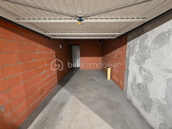 Valenti Victor vous propose en exclusivité - Ce bel appartement T2 en rez-de-chaussée de 41m² environ (33 + 8 de véranda) situé au pied des plages et à proximité des thermes de Balaruc. Ce bien se compose comme suit : 

- Un séjour lumineux et climatisé, cuisine ouverte équipée et aménagée, une véranda dans le prolongement de la pièce de vie vous offre une pièce supplémentaire et un confort optimal grâce à son double vitrage en aluminium
- Une chambre avec placards
- Une salle d'eau et wc séparé
- Extérieur : Un double jardin de près de 40m² vous permettra de profiter des beaux jours et d'apprécier la vue exceptionnelle qu'il vous propose. On peut également la contempler depuis le séjour et la véranda
- Le plus : Un garage en sous-sol de 17m² ! Largeur 2,40mètres au minimum allant jusqu'à 2,53mètres. 
- Prestations : Double vitrage aluminium, climatisation réversible, volets roulants etc..

C'est un bien rare et recherché sur le secteur. Que ce soit pour un investissement locatif, une résidence secondaire ou tout autre exploitation, il coche toutes les cases : emplacement privilégié, vue, garage, extérieur et bien d'autres. 

Une visite s'impose !