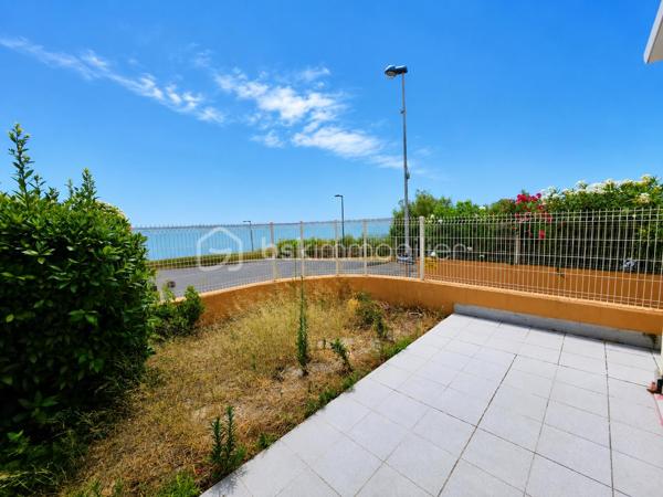 Valenti Victor vous propose en exclusivité - Ce bel appartement T2 en rez-de-chaussée de 41m² environ (33 + 8 de véranda) situé au pied des plages et à proximité des thermes de Balaruc. Ce bien se compose comme suit : 

- Un séjour lumineux et climatisé, cuisine ouverte équipée et aménagée, une véranda dans le prolongement de la pièce de vie vous offre une pièce supplémentaire et un confort optimal grâce à son double vitrage en aluminium
- Une chambre avec placards
- Une salle d'eau et wc séparé
- Extérieur : Un double jardin de près de 40m² vous permettra de profiter des beaux jours et d'apprécier la vue exceptionnelle qu'il vous propose. On peut également la contempler depuis le séjour et la véranda
- Le plus : Un garage en sous-sol de 17m² ! Largeur 2,40mètres au minimum allant jusqu'à 2,53mètres. 
- Prestations : Double vitrage aluminium, climatisation réversible, volets roulants etc..

C'est un bien rare et recherché sur le secteur. Que ce soit pour un investissement locatif, une résidence secondaire ou tout autre exploitation, il coche toutes les cases : emplacement privilégié, vue, garage, extérieur et bien d'autres. 

Une visite s'impose !