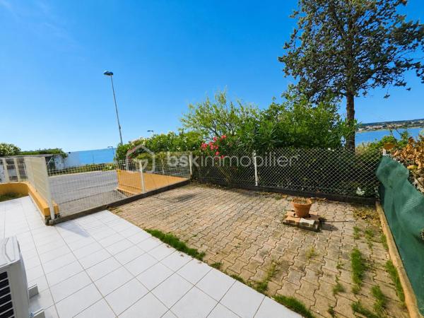 Valenti Victor vous propose en exclusivité - Ce bel appartement T2 en rez-de-chaussée de 41m² environ (33 + 8 de véranda) situé au pied des plages et à proximité des thermes de Balaruc. Ce bien se compose comme suit : 

- Un séjour lumineux et climatisé, cuisine ouverte équipée et aménagée, une véranda dans le prolongement de la pièce de vie vous offre une pièce supplémentaire et un confort optimal grâce à son double vitrage en aluminium
- Une chambre avec placards
- Une salle d'eau et wc séparé
- Extérieur : Un double jardin de près de 40m² vous permettra de profiter des beaux jours et d'apprécier la vue exceptionnelle qu'il vous propose. On peut également la contempler depuis le séjour et la véranda
- Le plus : Un garage en sous-sol de 17m² ! Largeur 2,40mètres au minimum allant jusqu'à 2,53mètres. 
- Prestations : Double vitrage aluminium, climatisation réversible, volets roulants etc..

C'est un bien rare et recherché sur le secteur. Que ce soit pour un investissement locatif, une résidence secondaire ou tout autre exploitation, il coche toutes les cases : emplacement privilégié, vue, garage, extérieur et bien d'autres. 

Une visite s'impose !