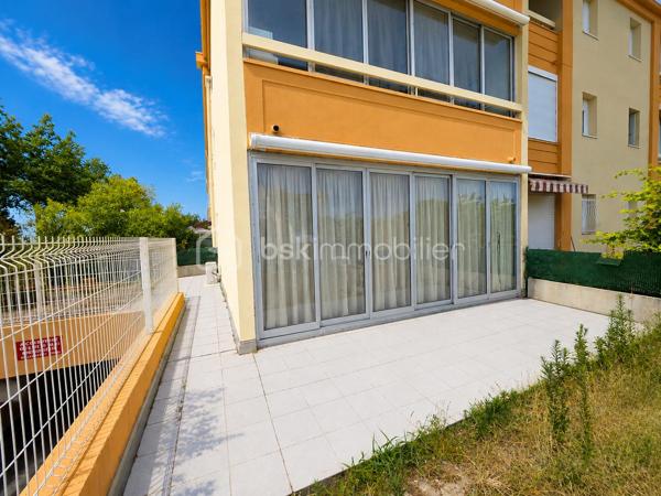 Valenti Victor vous propose en exclusivité - Ce bel appartement T2 en rez-de-chaussée de 41m² environ (33 + 8 de véranda) situé au pied des plages et à proximité des thermes de Balaruc. Ce bien se compose comme suit : 

- Un séjour lumineux et climatisé, cuisine ouverte équipée et aménagée, une véranda dans le prolongement de la pièce de vie vous offre une pièce supplémentaire et un confort optimal grâce à son double vitrage en aluminium
- Une chambre avec placards
- Une salle d'eau et wc séparé
- Extérieur : Un double jardin de près de 40m² vous permettra de profiter des beaux jours et d'apprécier la vue exceptionnelle qu'il vous propose. On peut également la contempler depuis le séjour et la véranda
- Le plus : Un garage en sous-sol de 17m² ! Largeur 2,40mètres au minimum allant jusqu'à 2,53mètres. 
- Prestations : Double vitrage aluminium, climatisation réversible, volets roulants etc..

C'est un bien rare et recherché sur le secteur. Que ce soit pour un investissement locatif, une résidence secondaire ou tout autre exploitation, il coche toutes les cases : emplacement privilégié, vue, garage, extérieur et bien d'autres. 

Une visite s'impose !