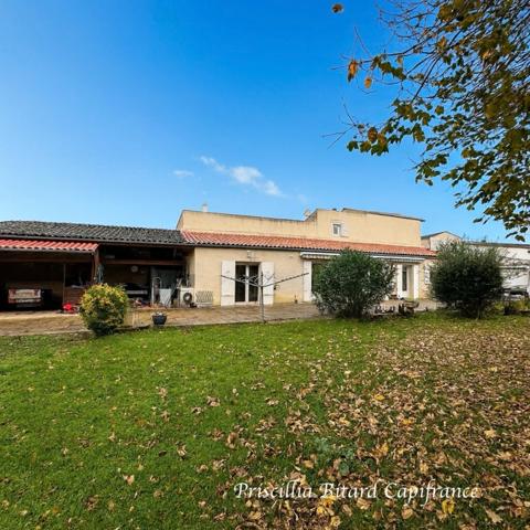 Maison de 148 m² à rénover, avec grand terrain et beau potentiel.