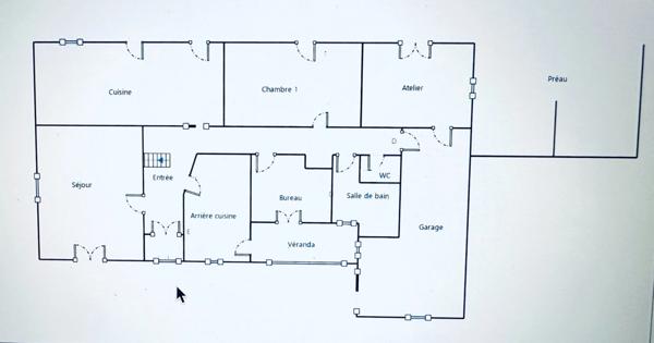 Maison de 148 m² à rénover, avec grand terrain et beau potentiel.