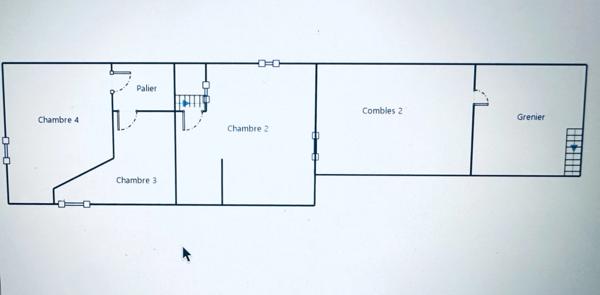 Maison de 148 m² à rénover, avec grand terrain et beau potentiel.